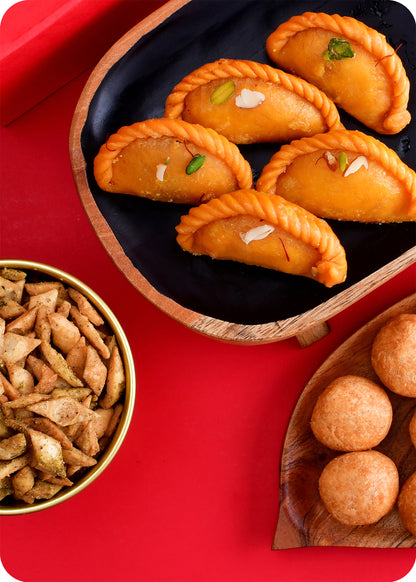 Holi gift pack Shahi Gujiya, Pudhina Paare & Kachori